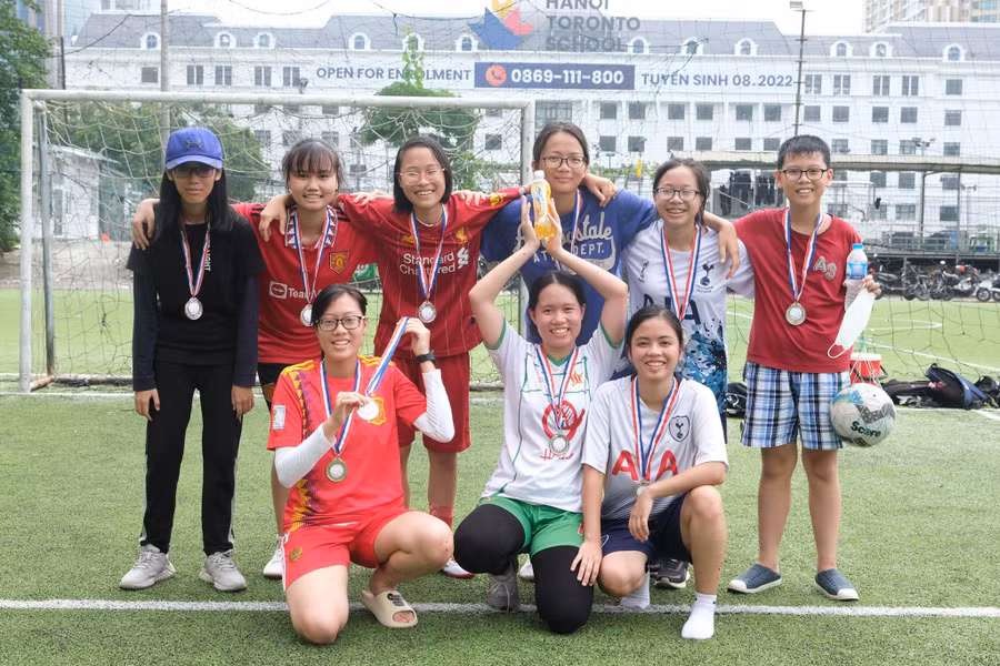 Ngoài thời gian học, Hồng Nhung còn thích đá cầu, chơi bóng đá và sudoku cùng bạn bè