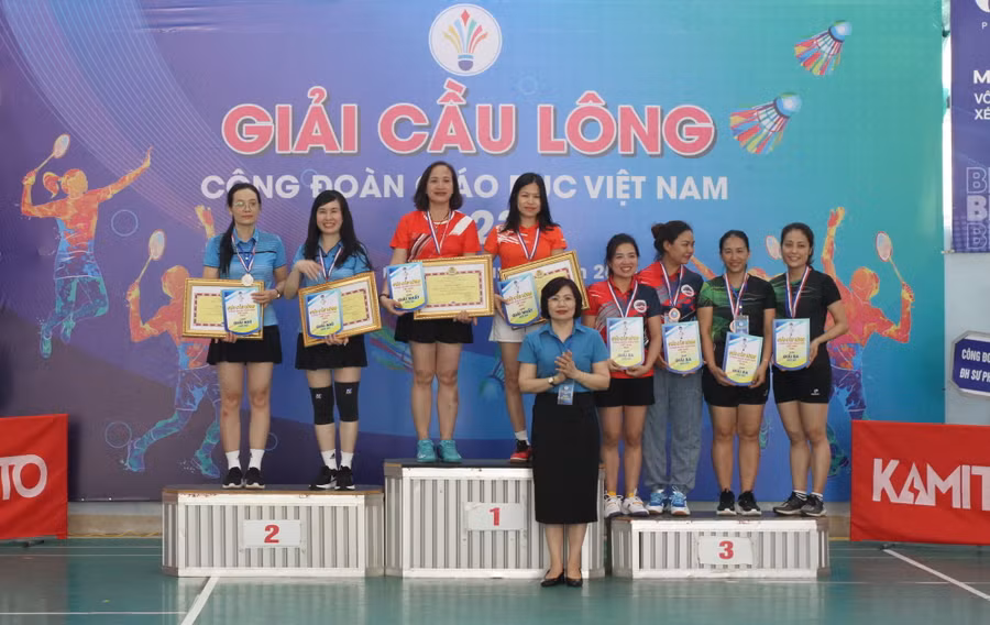 Phó Chủ tịch Công đoàn Giáo dục Việt Nam Đặng Hoàng Anh trao giải cho các vận động viên đoạt giải nội dung đôi nữ.
