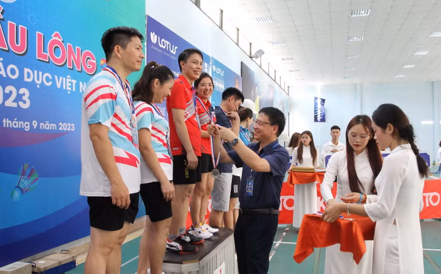 Chủ tịch Công đoàn Giáo dục Việt Nam Nguyễn Ngọc Ân trao giải cho các vận động viên.