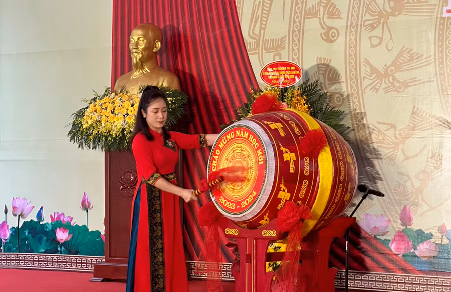 Hiệu trưởng Trường PTDTNT THCS huyện Văn Yên Triệu Thị Thu Phương đánh trống khai giảng.