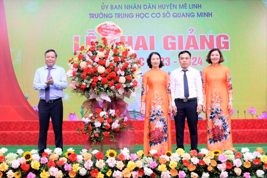Phó Bí thư Thành ủy Hà Nội Nguyễn Văn Phong tặng hoa chúc mừng thầy trò Trường THCS Quang Minh, huyện Mê Linh.