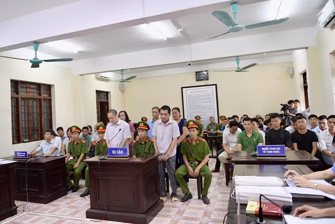 Các bị cáo đứng trước phiên tòa Các bị cáo đứng trước phiên tòa