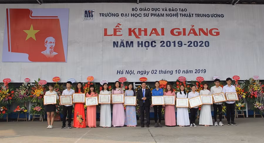 PGS.TS Đào Đăng Phượng - Hiệu trưởng Trường Đại học SPNTTW trao tặng bằng khen cho các sinh viên