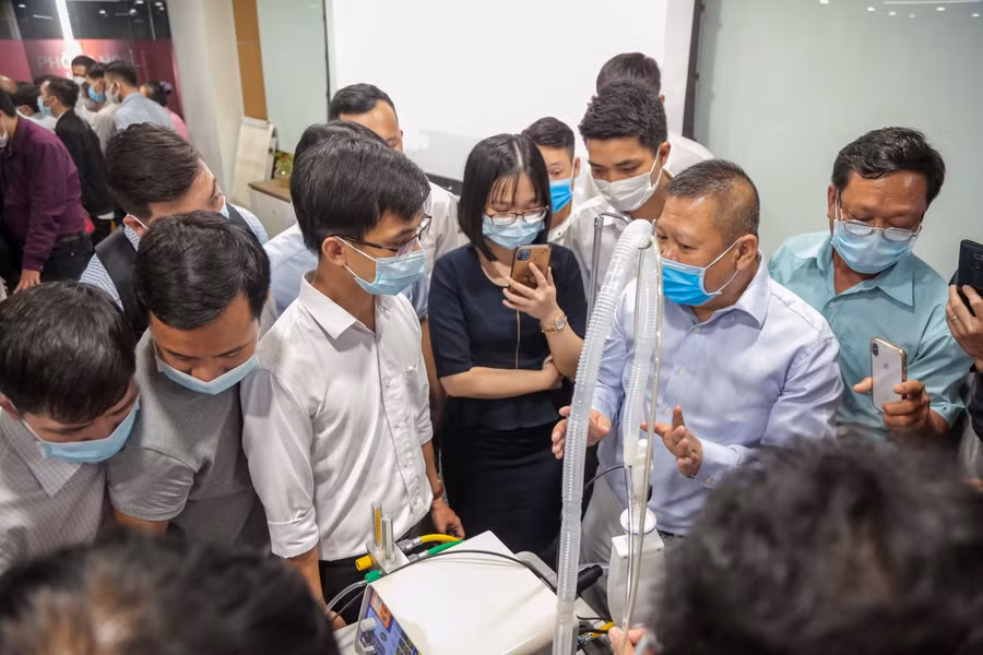 Một buổi tập huấn về sử dụng máy thở Eliciae MV20 do Trường ĐH Văn Lang tổ chức.