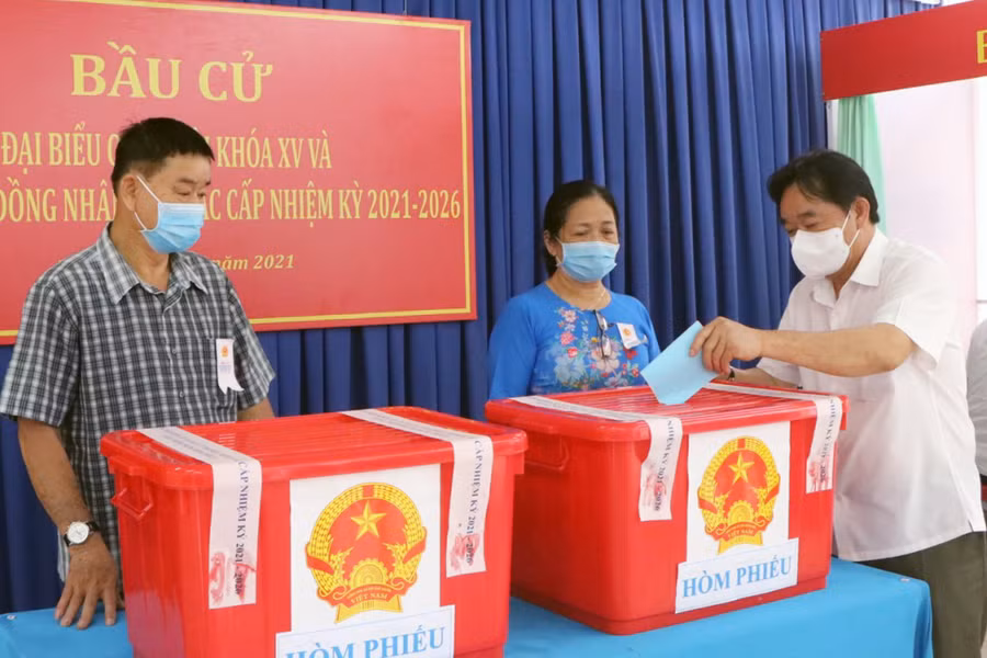 Ông Nguyễn Hoàng Thao - Chủ tịch UBND tỉnh Bình Dương bỏ phiếu bầu cử tại khu phố 11, P.Chánh Nghĩa, TP Thủ Dầu Một.