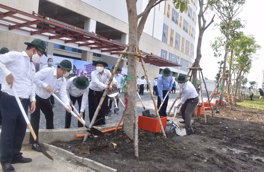 Phó Chủ tịch UBND TPHCM Dương Anh Đức (thứ 4 từ trái qua) cùng các đại biểu thực hiện nghi thức trồng cây.