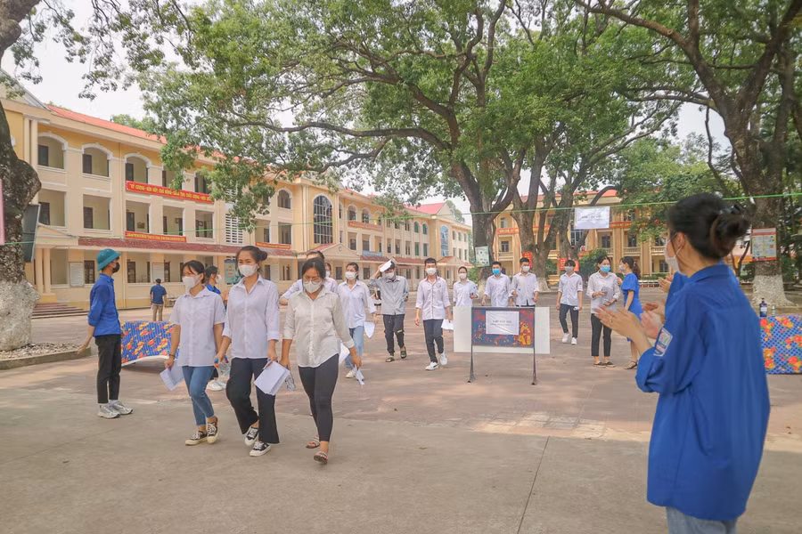Đội thanh niên tình nguyện ở Điểm thi trường THPT Tân Yên số 1 vỗ tay chúc mừng các thí sinh sớm hoàn thành bài thi môn Toán.