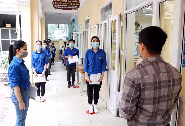 Diễn tập công tác phòng, chống dịch Covid-19 và chuẩn bị các điều kiện tổ chức thi vào lớp 10 THPT của quận Hoàng Mai tại trường THCS Hoàng Liệt.