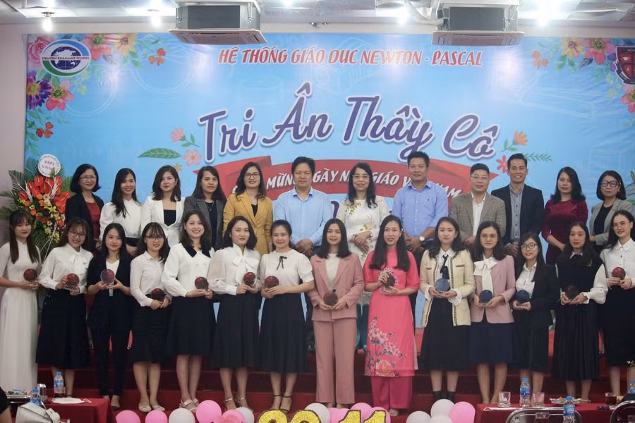 Cô giáo Lê Thị Bích Dung chụp ảnh lưu niệm với cán bộ, giáo viên nhà trường.