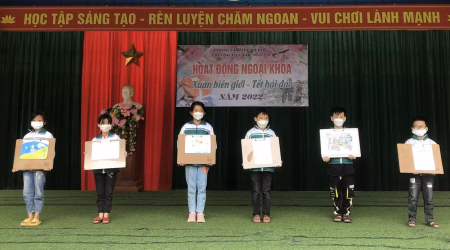 Giáo dục Cẩm Khê tặng quà cho học sinh khó khăn dịp Tết.