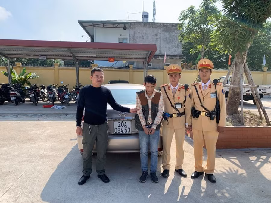 Lái xe là Lương Quang Hiền và tang vật tại cơ quan công an.