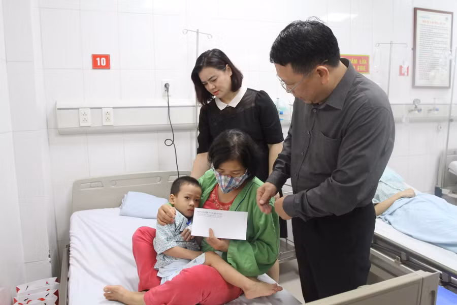 Ông Trần Văn Đạt hỏi thăm và trao quà cho cháu bé nằm viện hiện đang học trường mầm non tại quận Thanh Xuân.