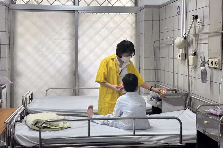 Một học sinh là nạn nhân vụ cháy đang được chăm sóc sức khỏe tại bệnh viện Bạch Mai. Một học sinh là nạn nhân vụ cháy đang được chăm sóc sức khỏe tại bệnh viện Bạch Mai.