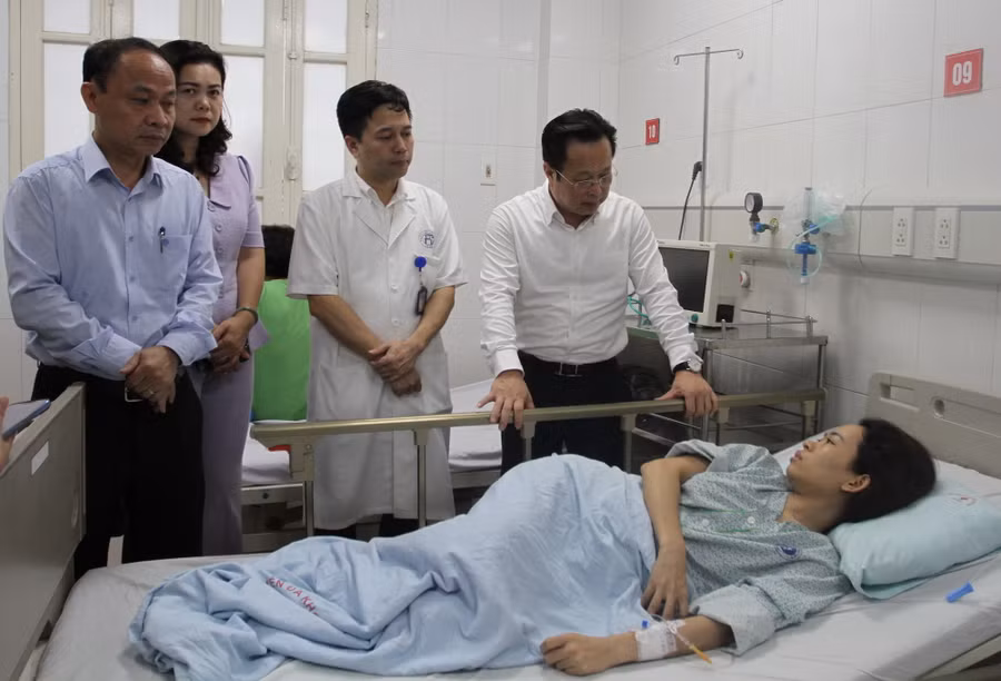Lãnh đạo Sở GD&ĐT hỏi thăm sức khỏe cô giáo Đặng Thị Hải Yến. Lãnh đạo Sở GD&ĐT hỏi thăm sức khỏe cô giáo Đặng Thị Hải Yến.