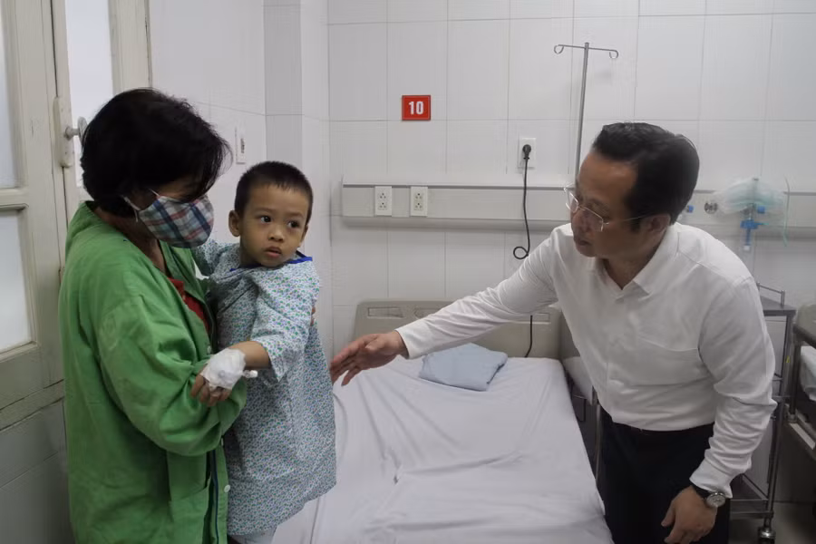 Giám đốc Sở GD&ĐT Hà Nội Trần Thế Cương hỏi thăm cháu bé con cô Đặng Thị Hải Yến, hiện đang nằm điều trị cùng mẹ. Giám đốc Sở GD&ĐT Hà Nội Trần Thế Cương hỏi thăm cháu bé con cô Đặng Thị Hải Yến, hiện đang nằm điều trị cùng mẹ.