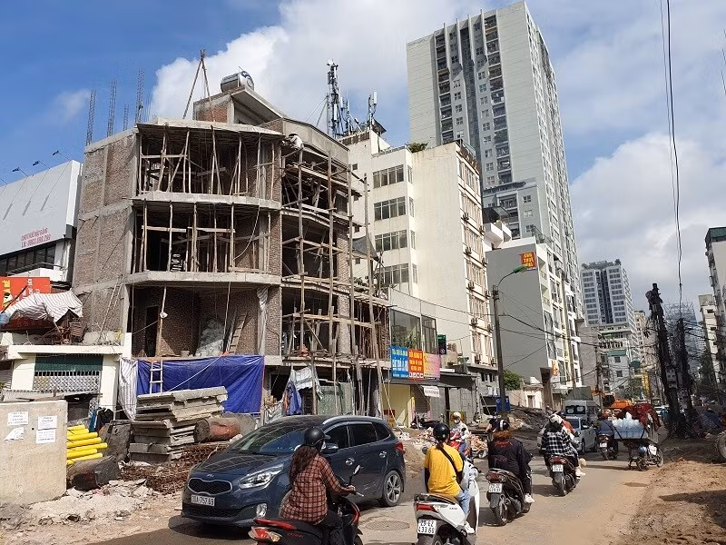 Ghi nhận của PV Báo Giao thông những ngày đầu tháng 7, dù nhiều tuyến đường đang trong thời gian GPMB, phục vụ dự án nâng cấp, mở rộng, song, hai bên đường đã nhanh chóng xuất hiện những công trình “siêu mỏng, siêu méo"