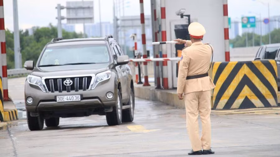 Cục CSGT tiến hành dừng phương tiện kiểm tra trên tuyến cao tốc Hà Nội - Hải Phòng - Quảng Ninh