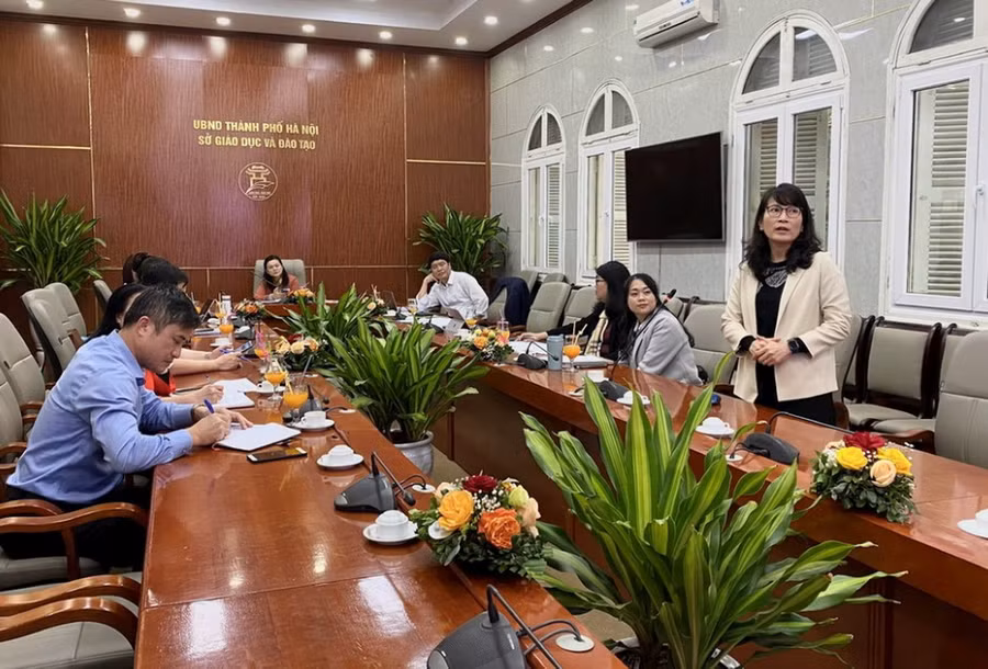 Đại diện Trường THCS-THPT Nguyễn Tất Thành chia sẻ kinh nghiệm chăm sóc sức khoẻ học sinh tại hội nghị.