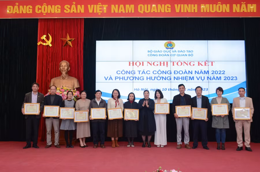 Chủ tịch Công đoàn cơ quan Bộ GD&amp;ĐT Trịnh Hoài Thu tặng giấy khen cho các cá nhân.