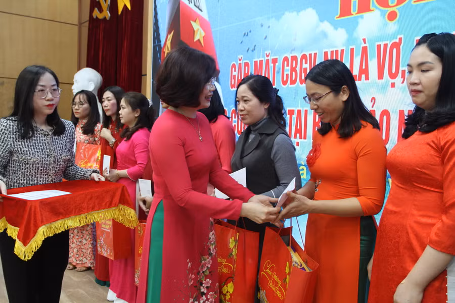 Phó Chủ tịch Công đoàn Giáo dục Việt Nam Đặng Hoàng Anh tặng quà cho các giáo viên