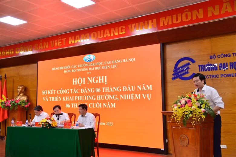 Đại biểu phát biểu tham luận.