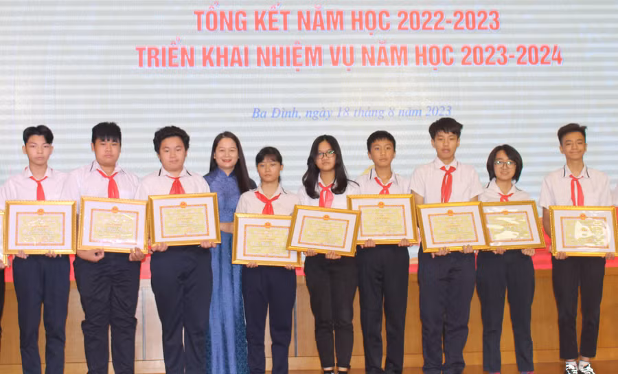 Bà Phạm Thị Diễm - Phó Chủ tịch UBND quận Ba Đình trao khen thưởng của quận cho học sinh giỏi.