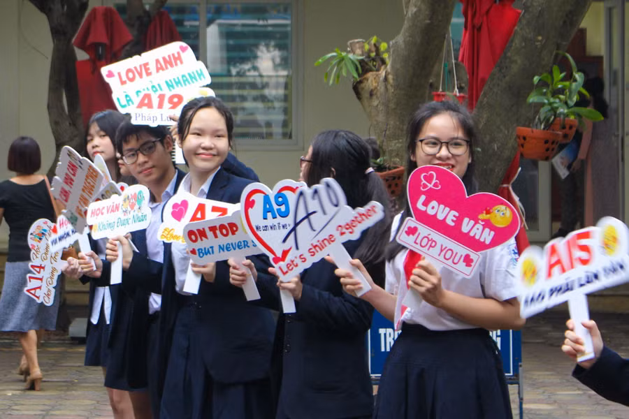 Học sinh khối 9 hân hoan chào đón tân học sinh lớp 6 trong ngày đón học sinh của trường. Học sinh khối 9 hân hoan chào đón tân học sinh lớp 6 trong ngày đón học sinh của trường.