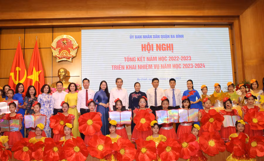Đại biểu chụp ảnh lưu niệm tại hội nghị.