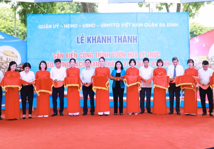 Bà Nguyễn Thị Tuyến - Phó Bí thư Thường trực Thành ủy Hà Nội và đại diện lãnh đạo Thành phố, quận Ba Đình cắt băng khánh thành công trình.