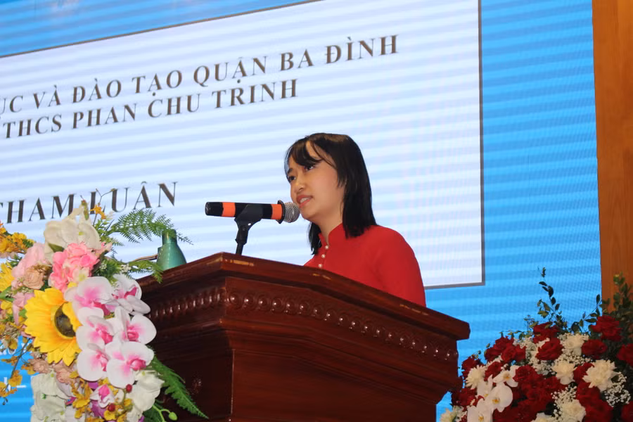 Cô Phạm Thu Trà, GV Trường THCS Phan Chu Trinh tham luận tại Hội nghị.