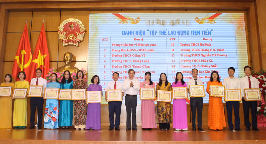 Ông Hoàng Minh Dũng Tiến - Bí thư Quận ủy Ba Đình trao khen thưởng cho tập thể lao động tiên tiến.