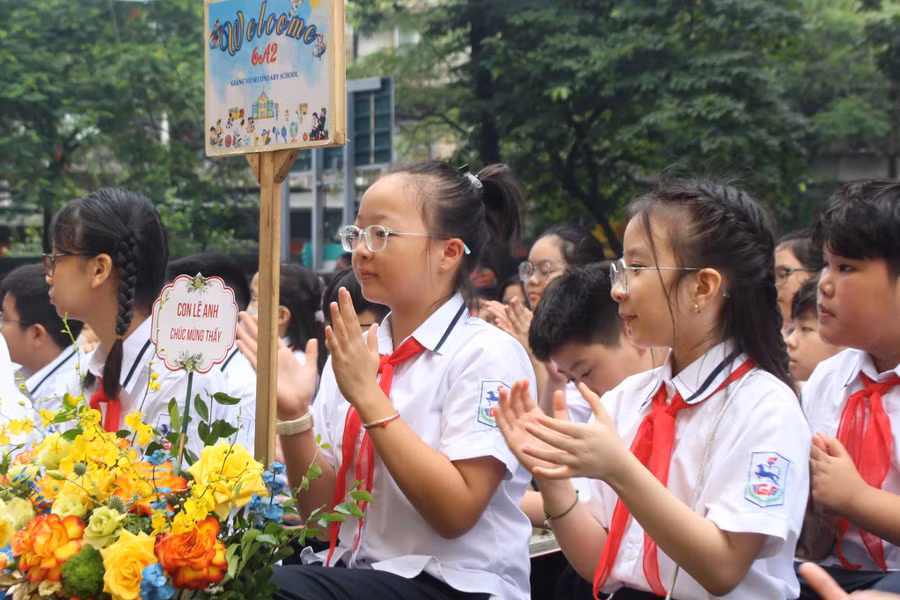 Các em khối 6 lắng nghe cô Hiệu trưởng căn dặn trong ngày đón học sinh Các em khối 6 lắng nghe cô Hiệu trưởng căn dặn trong ngày đón học sinh