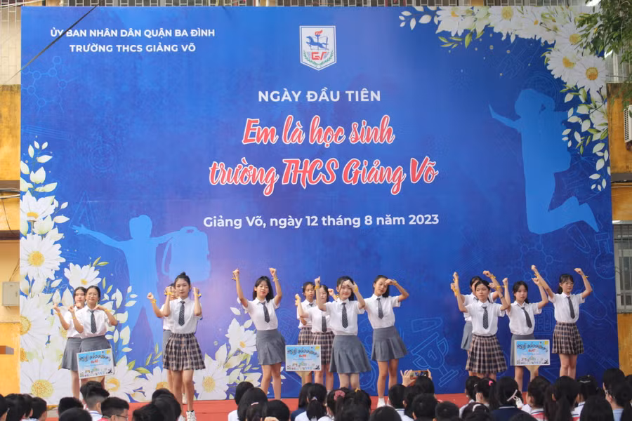 Văn nghệ chào mừng học sinh khối 6. Văn nghệ chào mừng học sinh khối 6.