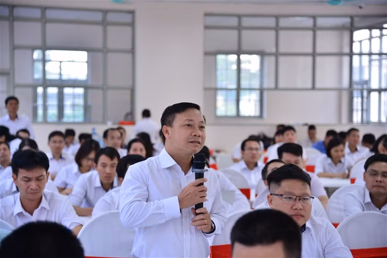 Các đại biểu nêu ý kiến với sự cởi mở và thẳng thắn. Các đại biểu nêu ý kiến với sự cởi mở và thẳng thắn.