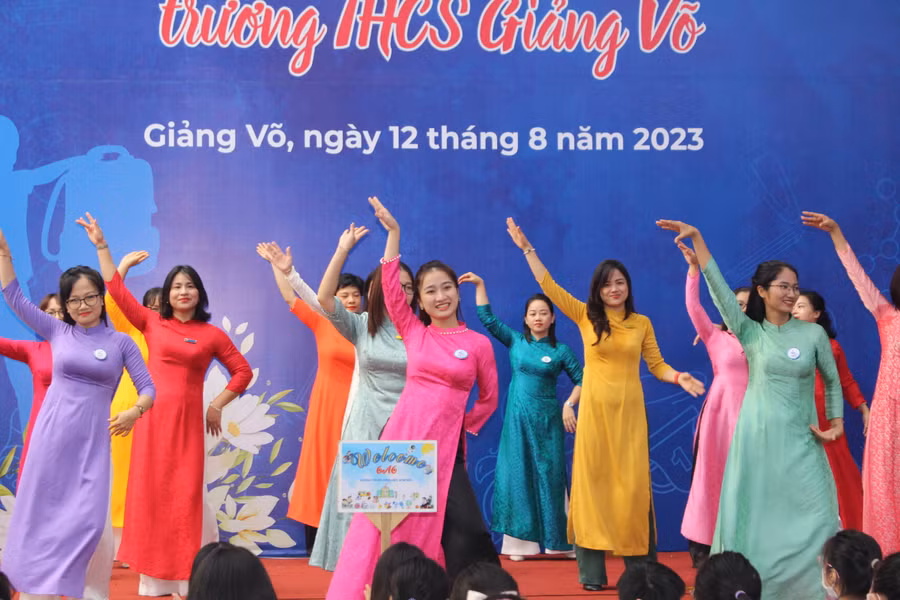 Những tiết mục văn nghệ do chính giáo viên Trường THCS Giảng Võ biểu diễn chào đón học sinh. Những tiết mục văn nghệ do chính giáo viên Trường THCS Giảng Võ biểu diễn chào đón học sinh.