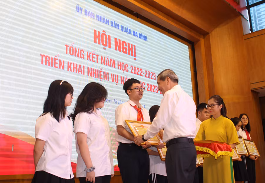 Ông Hoàng Minh Dũng Tiến - Bí thư Quận ủy Ba Đình trao khen thưởng cho học sinh giỏi.