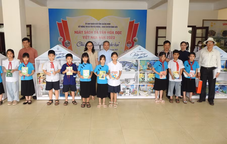 Sở Thông tin và Truyền thông Quảng Ninh phối hợp với các đơn vị liên quan trao tặng tủ sách cho 4 trường Tiểu học trên địa bàn huyện Bình Liêu bao gồm: Trường tiểu học và THCS Đồng Văn; Trường tiểu học thị trấn huyện Bình Liêu; Trường tiểu học Đồng Tâm; Trường tiểu học Lục Hồn. Tủ sách bao gồm 1 tủ và hơn 200 đầu sách thuộc các lĩnh vực: Sách lịch sử, văn học, sách kỹ năng sống, sách kiến thức về khoa học tự nhiên, xã hội, các ấn phẩm của báo Thiếu niên tiền phong… được lựa chọn phù hợp với các em học sinh tiểu học. Sở Thông tin và Truyền thông Quảng Ninh phối hợp với các đơn vị liên quan trao tặng tủ sách cho 4 trường Tiểu học trên địa bàn huyện Bình Liêu bao gồm: Trường tiểu học và THCS Đồng Văn; Trường tiểu học thị trấn huyện Bình Liêu; Trường tiểu học Đồng Tâm; Trường tiểu học Lục Hồn. Tủ sách bao gồm 1 tủ và hơn 200 đầu sách thuộc các lĩnh vực: Sách lịch sử, văn học, sách kỹ năng sống, sách kiến thức về khoa học tự nhiên, xã hội, các ấn phẩm của báo Thiếu niên tiền phong… được lựa chọn phù hợp với các em học sinh tiểu học.