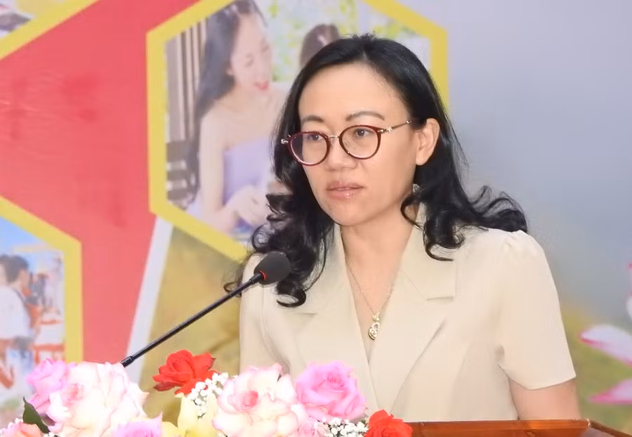 Phát biểu tại buổi lễ, bà Lê Ngọc Hân, Giám đốc Sở Thông tin và Truyền thông Quảng Ninh cho biết, tỉnh Quảng Ninh tổ chức Ngày sách và Văn hóa đọc Việt Nam nhằm khuyến khích, phát triển phong trào đọc sách trong cộng đồng, phát huy ý nghĩa to lớn và tầm quan trọng của việc đọc sách để nâng cao kiến thức, kỹ năng, phát triển tư duy, giáo dục và rèn luyện nhân cách con người. Đồng thời khẳng định vị trí, vai trò, tầm quan trọng của sách trong đời sống xã hội; tôn vinh người đọc và những người tham gia sưu tầm, sáng tác, xuất bản, in, phát hành, lưu trữ, quảng bá sách; nâng cao trách nhiệm của các cấp, các ngành, các cơ quan nhà nước và tổ chức xã hội đối với việc xây dựng và phát triển văn hóa đọc Việt Nam, góp phần xây dựng xã hội học tập, học tập suốt đời. “Hy vọng rằng thông qua các hoạt động hưởng ứng Ngày sách Việt Nam năm 2023 tại tỉnh Quảng Ninh sẽ góp phần nâng cao hơn nữa nhận thức về vai trò, ý nghĩa, tầm quan trọng của sách trong đời sống xã hội, đưa Ngày sách Việt Nam hàng năm trở thành một nét sinh hoạt văn hóa lành mạnh, từ đó làm cho văn hóa đọc luôn là nhu cầu không thể thiếu của những con người văn minh trong xã hội hiện đại hôm nay”, bà Hân nói. Phát biểu tại buổi lễ, bà Lê Ngọc Hân, Giám đốc Sở Thông tin và Truyền thông Quảng Ninh cho biết, tỉnh Quảng Ninh tổ chức Ngày sách và Văn hóa đọc Việt Nam nhằm khuyến khích, phát triển phong trào đọc sách trong cộng đồng, phát huy ý nghĩa to lớn và tầm quan trọng của việc đọc sách để nâng cao kiến thức, kỹ năng, phát triển tư duy, giáo dục và rèn luyện nhân cách con người. Đồng thời khẳng định vị trí, vai trò, tầm quan trọng của sách trong đời sống xã hội; tôn vinh người đọc và những người tham gia sưu tầm, sáng tác, xuất bản, in, phát hành, lưu trữ, quảng bá sách; nâng cao trách nhiệm của các cấp, các ngành, các cơ quan nhà nước và tổ chức xã hội đối với việc xây dựng và phát triển văn hóa đọc Việt Nam, góp phần xây dựng xã hội học tập, học tập suốt đời. “Hy vọng rằng thông qua các hoạt động hưởng ứng Ngày sách Việt Nam năm 2023 tại tỉnh Quảng Ninh sẽ góp phần nâng cao hơn nữa nhận thức về vai trò, ý nghĩa, tầm quan trọng của sách trong đời sống xã hội, đưa Ngày sách Việt Nam hàng năm trở thành một nét sinh hoạt văn hóa lành mạnh, từ đó làm cho văn hóa đọc luôn là nhu cầu không thể thiếu của những con người văn minh trong xã hội hiện đại hôm nay”, bà Hân nói.