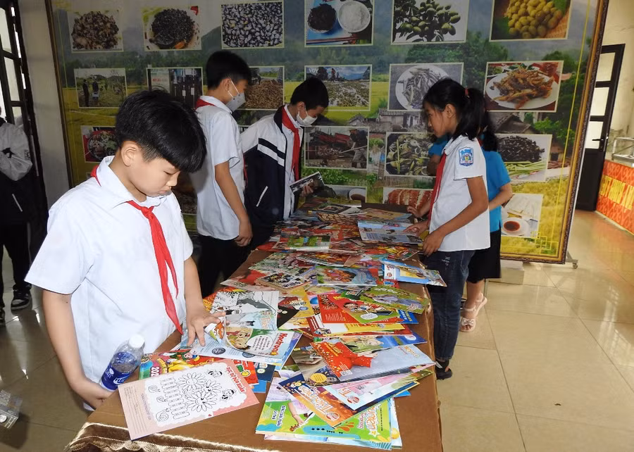 Đọc sách vừa là một việc cần thiết suốt cuộc đời, vừa là thú vui lành mạnh của mỗi người. Có được cuốn sách hay cung cấp nguồn tri thức quý giá chẳng khác nào chúng ta có thêm người bạn tốt cùng nhau tiếp bước trên hành trình mang tên cuộc sống. Đọc sách vừa là một việc cần thiết suốt cuộc đời, vừa là thú vui lành mạnh của mỗi người. Có được cuốn sách hay cung cấp nguồn tri thức quý giá chẳng khác nào chúng ta có thêm người bạn tốt cùng nhau tiếp bước trên hành trình mang tên cuộc sống.