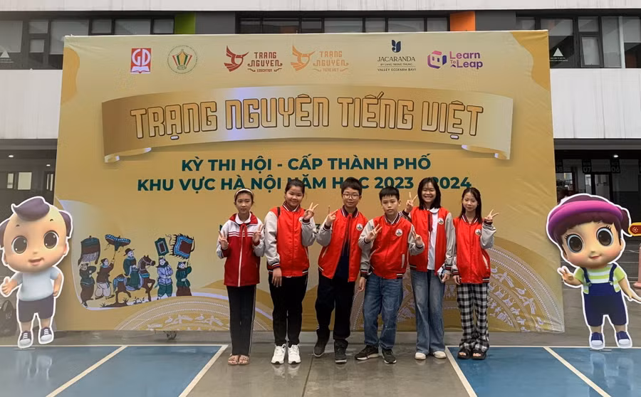 Thí sinh bước vào phòng thi với quyết tâm sẽ làm bài thật tốt để đạt được kết quả cao nhất.
