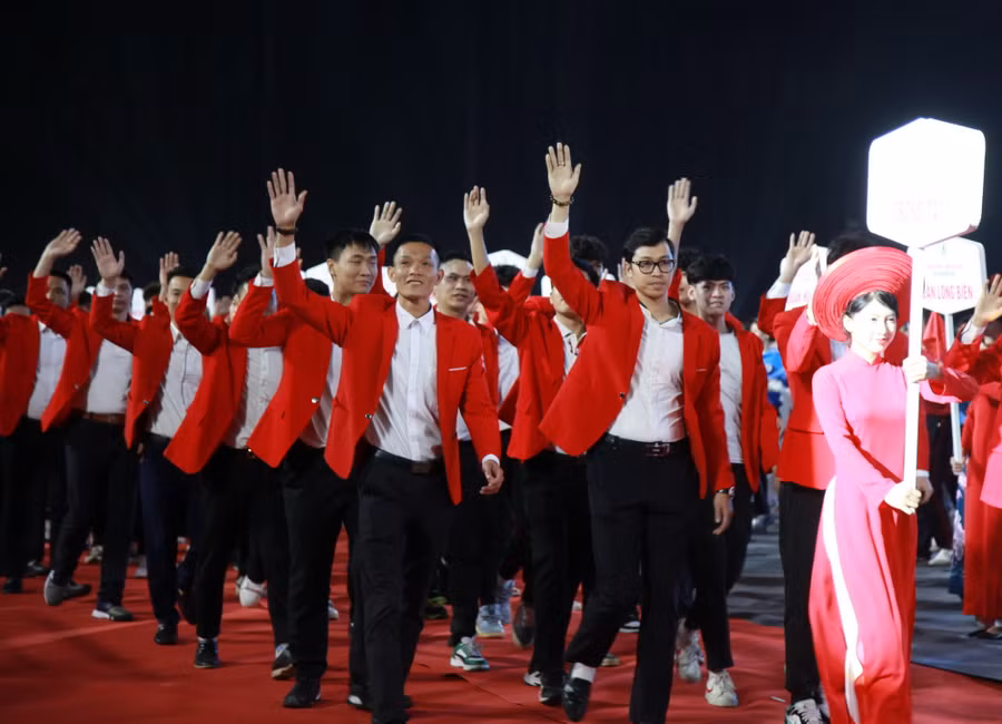 Đại diện trọng tài diễu hành qua lễ đài.