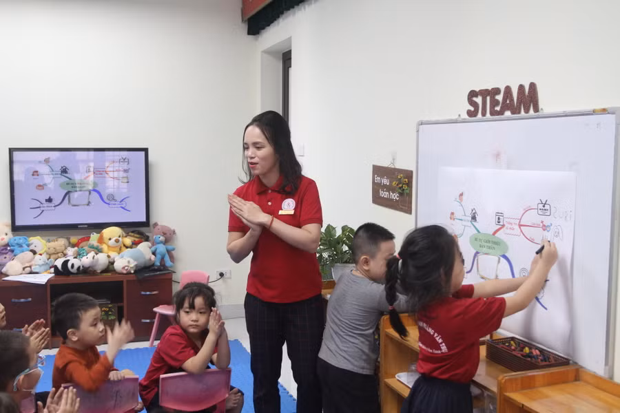 Một giờ học ứng dụng CNTT và STEM của cô trò Trường mầm non Hoàng Văn Thụ, quận Hoàng Mai.
