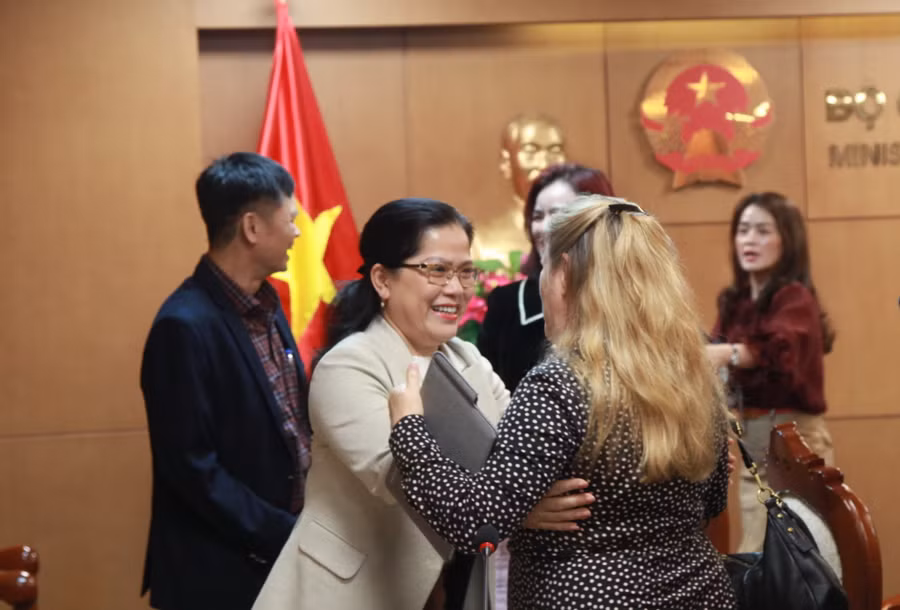 Thứ trưởng Nguyễn Thị Kim Chi mong muốn sự hợp tác giữa Bộ GD&amp;ĐT với tổ chức OneSky sẽ tiếp tục được phát huy hơn nữa.
