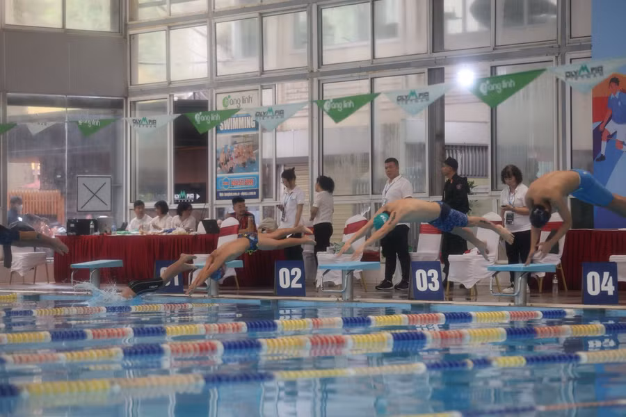 Các vận động viên nhiệt tình thi đấu.