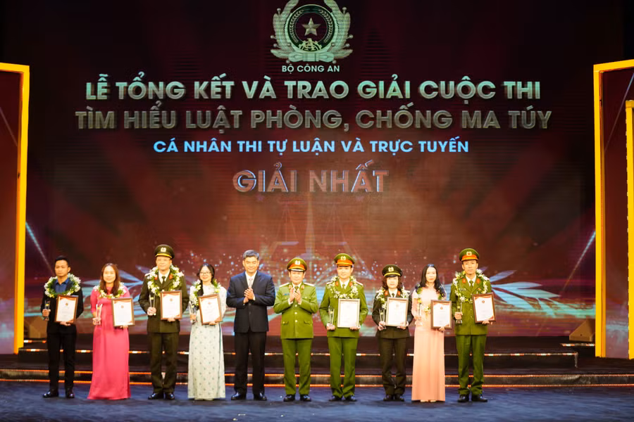 Ban tổ chức trao biểu trưng và chứng nhận cho các tác giả đoạt giải Nhất.