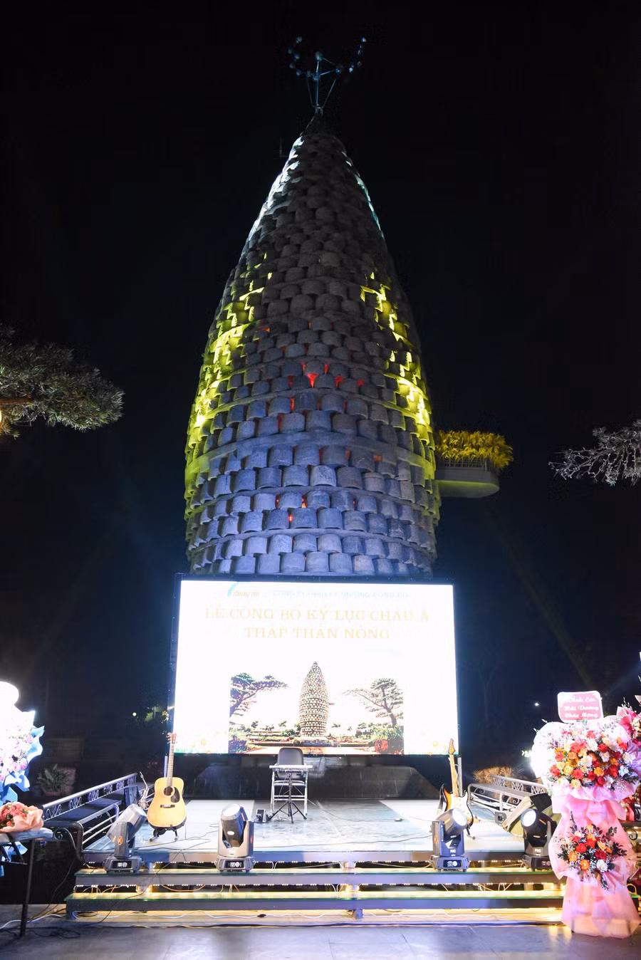 Tháp Thần Nông với chiều cao 15m.