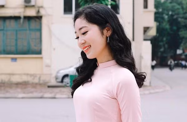 Thủ khoa kép Đại học Sư phạm Hà Nội Mã Hồng Anh luôn mong muốn được làm cô giáo