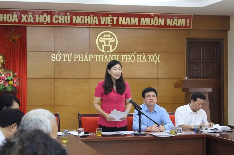 Bà Nguyễn Lan Hương - Chủ tịch UB MTTQ Việt Nam TP Hà Nội thông tin tại buổi giao ban báo chí.