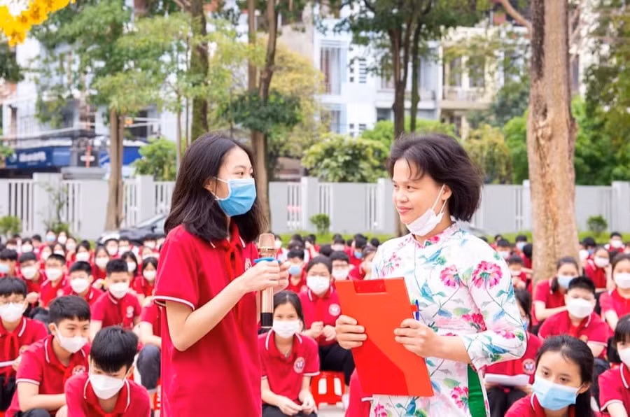 Hoạt động sinh hoạt dưới cờ giúp học sinh trang bị kỹ năng sống.