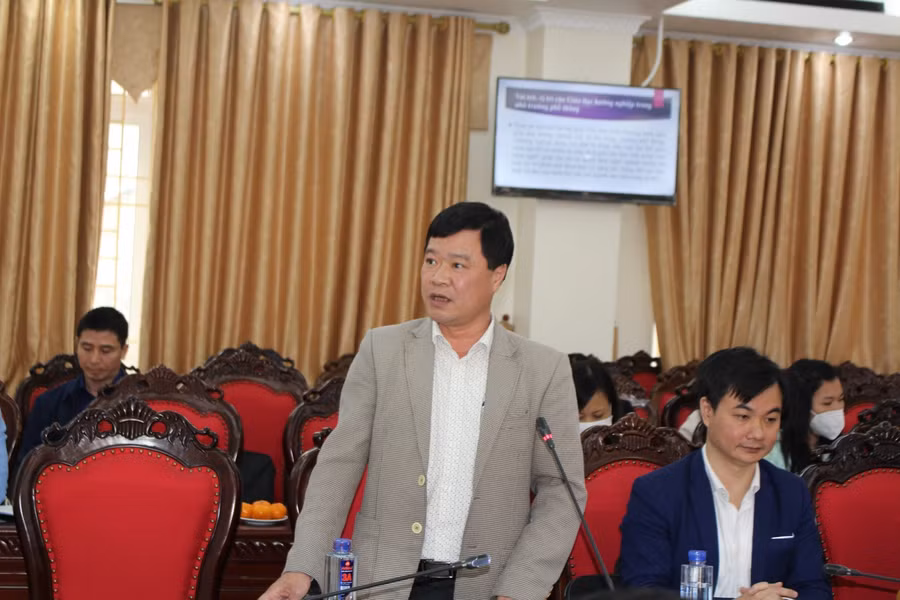 Thầy Nguyễn Trọng Khải – Phó Hiệu trưởng trường THPT Hưng Yên (Hưng Yên) trình bày tham luận.